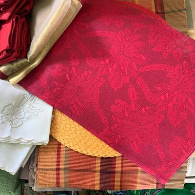 LOT 194: Linen Collection: Tablecloths, Napkins, Placemats