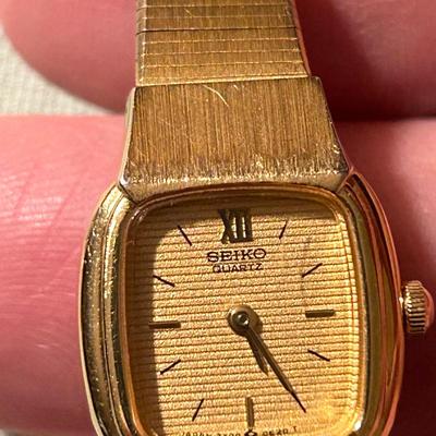 Gold Colored Costume Jewelry (K-BB)