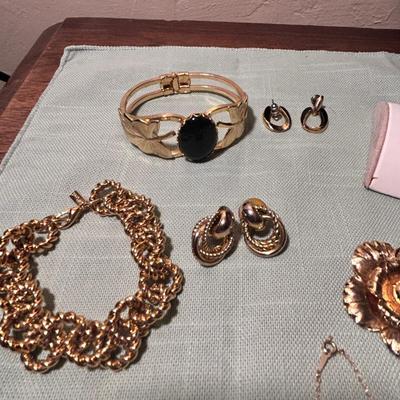Gold Colored Costume Jewelry (K-BB)