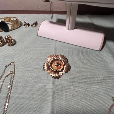 Gold Colored Costume Jewelry (K-BB)