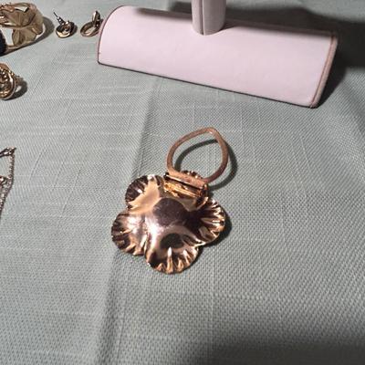 Gold Colored Costume Jewelry (K-BB)