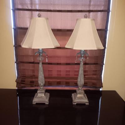 A PAIR OF MATCHING METAL BASE TABLE LAMPS