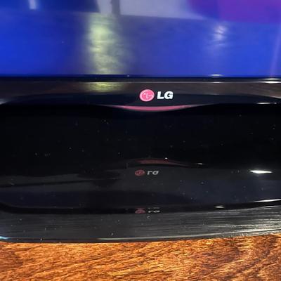 LG 39” TV & Samsung DVD Player (BD-MG)