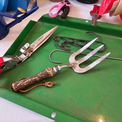 Assorted Garden Hand Tools & Accessories (G-JS)