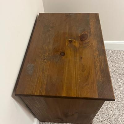 White Clad Icebox End Table (BS-MG)