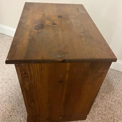 White Clad Icebox End Table (BS-MG)