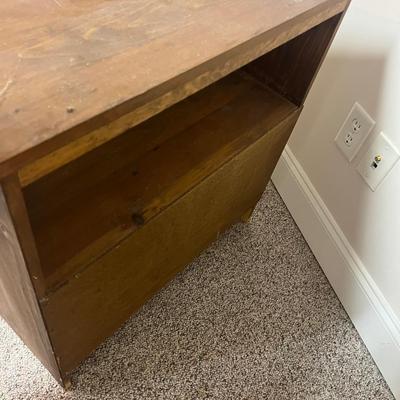 White Clad Icebox End Table (BS-MG)