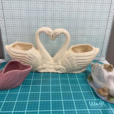 3 Swan ceramic items