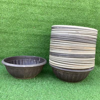 142 Lot of 30 Round Low Plastic Planters