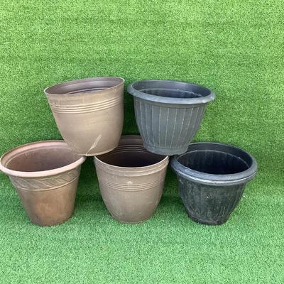 145 Lot of Round Plastic Flower Pots