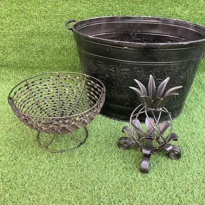 157 Oval Metal Tub with Wired Basket and Pineapple Decor