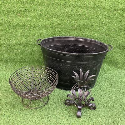 157 Oval Metal Tub with Wired Basket and Pineapple Decor