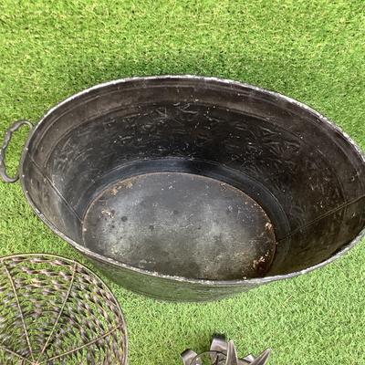 157 Oval Metal Tub with Wired Basket and Pineapple Decor