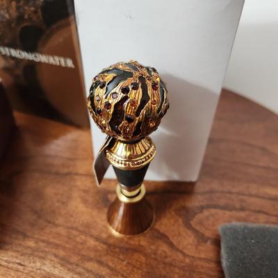 Jay Strongwater Jungle Tiger Wine Stopper & Stand Ross w/Box
