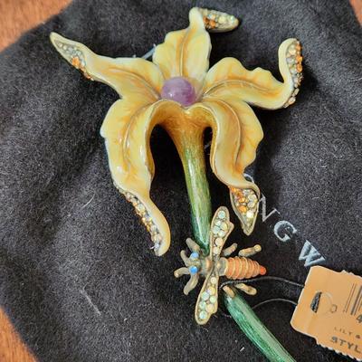 Jay Strongwater Lily & Bee Pin Eleanor w box and tag