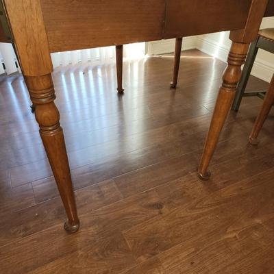 Dining table with two leaves and adjustable legs