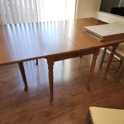 Dining table with two leaves and adjustable legs