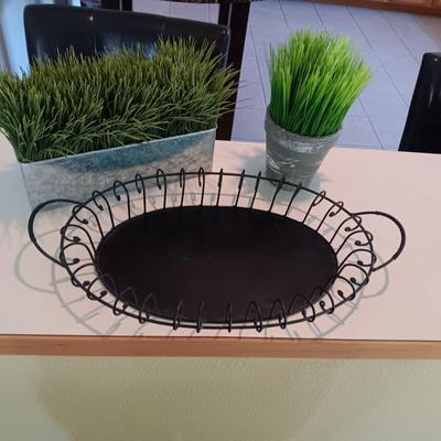 2 FAUX PLANTS AND A METAL SERVING TRAY