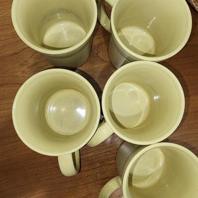 Set of 5 beige mugs