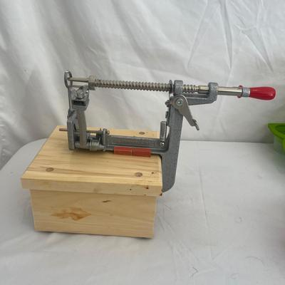 Pampered Chef Apple Peeler & More Modern Kitchen Gadgets (L-MG)