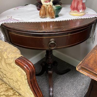 Antique Chestnut Round Pedestal Table