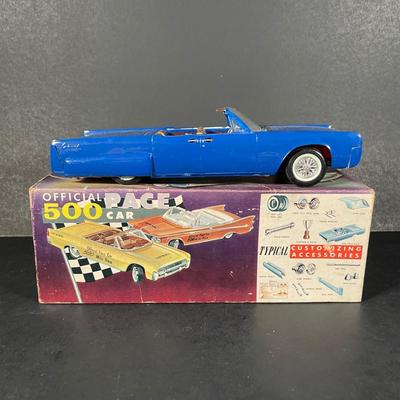 LOT 286: Vintage 1:25 Scale 1961 Lincoln Continental Convertible Model Car Kit