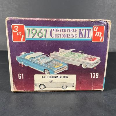 LOT 286: Vintage 1:25 Scale 1961 Lincoln Continental Convertible Model Car Kit