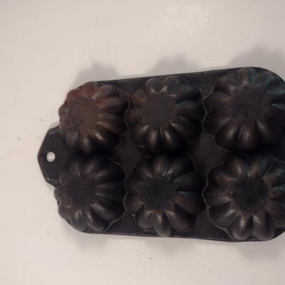 Lodge Cast Iron Six Cavity Fluted Tart/Cake Pan