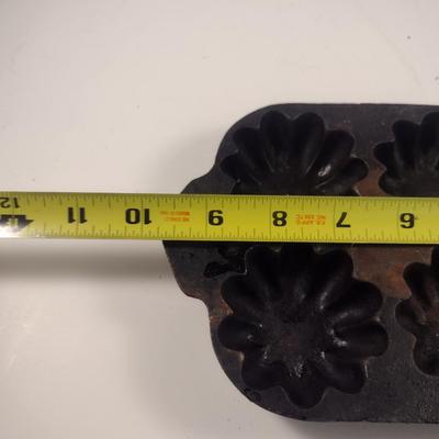 Lodge Cast Iron Six Cavity Fluted Tart/Cake Pan