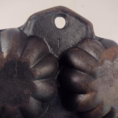 Lodge Cast Iron Six Cavity Fluted Tart/Cake Pan