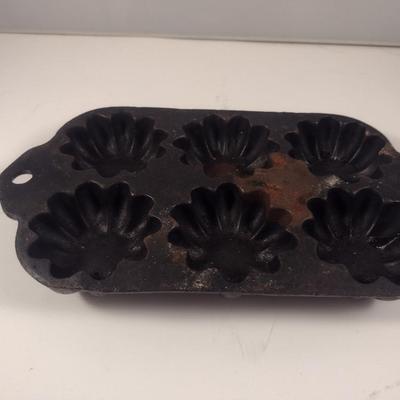 Lodge Cast Iron Six Cavity Fluted Tart/Cake Pan