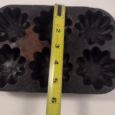 Lodge Cast Iron Six Cavity Fluted Tart/Cake Pan