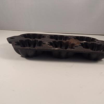 Lodge Cast Iron Six Cavity Fluted Tart/Cake Pan