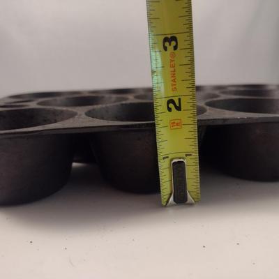 Griswold USA No. 10 Cast Iron Eleven Cavity Muffin Pan (Choice A)