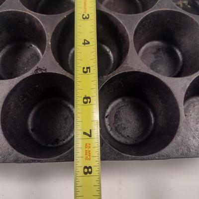Griswold USA No. 10 Cast Iron Eleven Cavity Muffin Pan (Choice A)