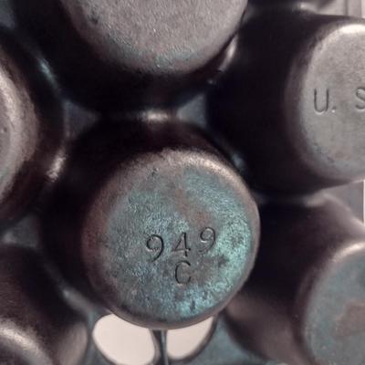 Griswold USA No. 10 Cast Iron Eleven Cavity Muffin Pan (Choice A)