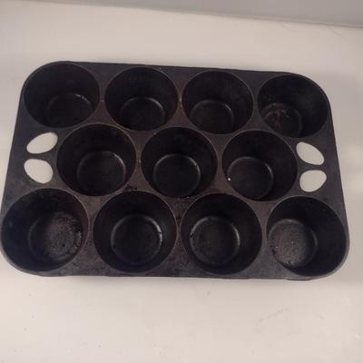 Griswold USA No. 10 Cast Iron Eleven Cavity Muffin Pan (Choice A)