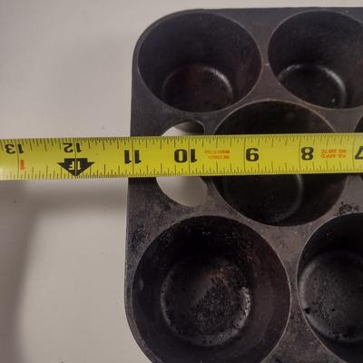 Griswold USA No. 10 Cast Iron Eleven Cavity Muffin Pan (Choice A)