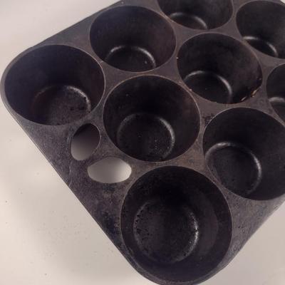 Griswold USA No. 10 Cast Iron Eleven Cavity Muffin Pan (Choice A)