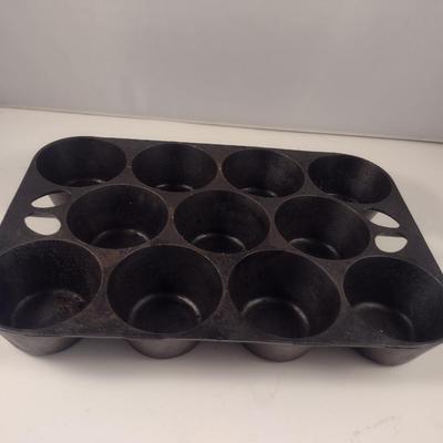 Griswold USA No. 10 Cast Iron Eleven Cavity Muffin Pan (Choice A)