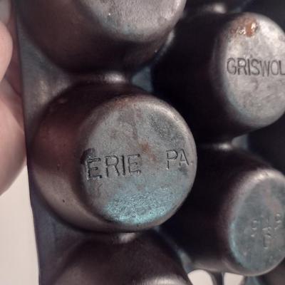 Griswold USA No. 10 Cast Iron Eleven Cavity Muffin Pan (Choice A)