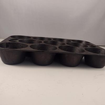 Griswold USA No. 10 Cast Iron Eleven Cavity Muffin Pan (Choice A)