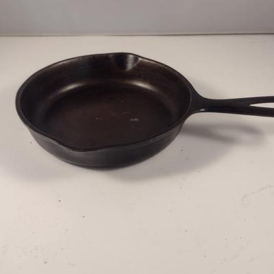 Vintage Wagner Ware Cast Iron Skillet- Approx 6 1/2