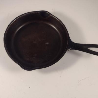 Vintage Wagner Ware Cast Iron Skillet- Approx 6 1/2
