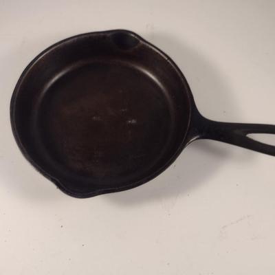 Vintage Wagner Ware Cast Iron Skillet- Approx 6 1/2" in Diameter