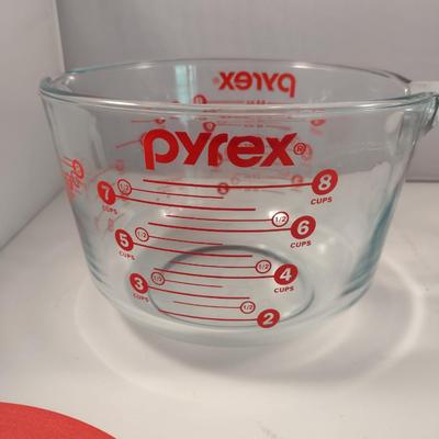 Pair of Pyrex Measuring Cups with Lids- 2 Quart and 2 Cup Sizes