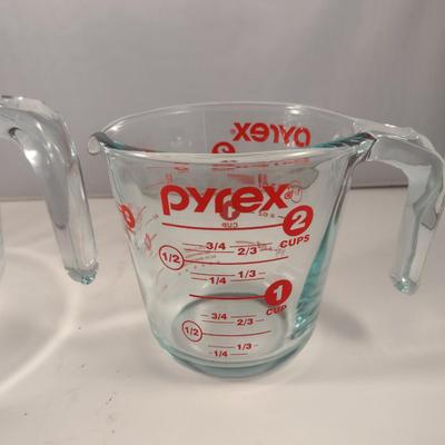 Pair of Pyrex Measuring Cups with Lids- 2 Quart and 2 Cup Sizes