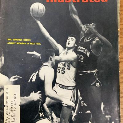 Sports Illustrated Magazine 1965 Gail Goodrich Issue