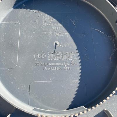 Rubbermaid 32 Gallon Garbage Cans (G-MG)