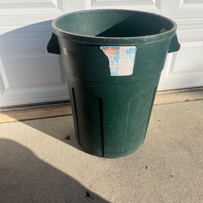 Rubbermaid 32 Gallon Garbage Cans (G-MG)